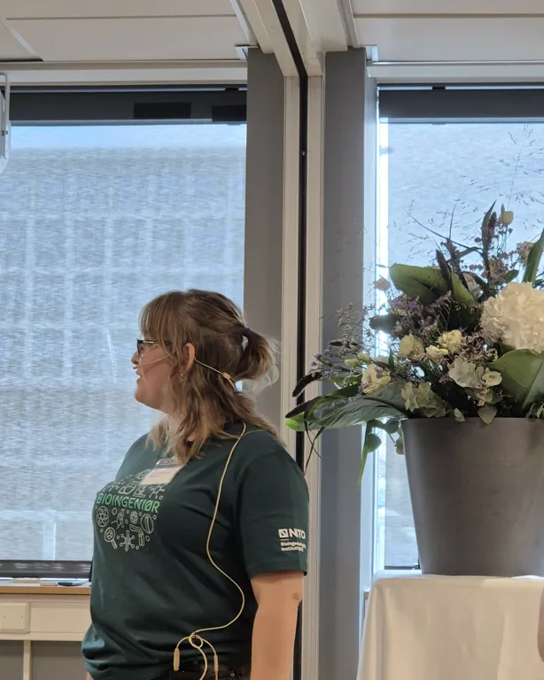 En kvinne som ser ut av et vindu