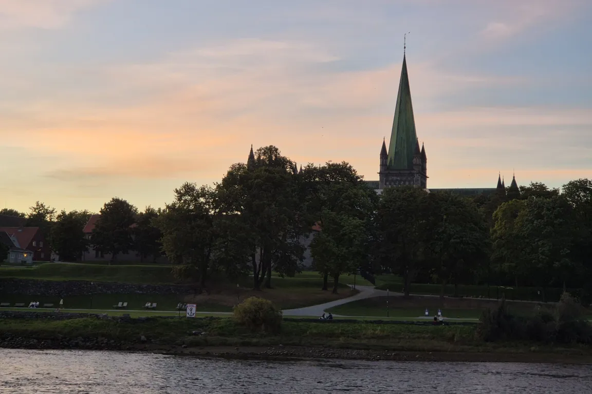 En stor bygning med tårn