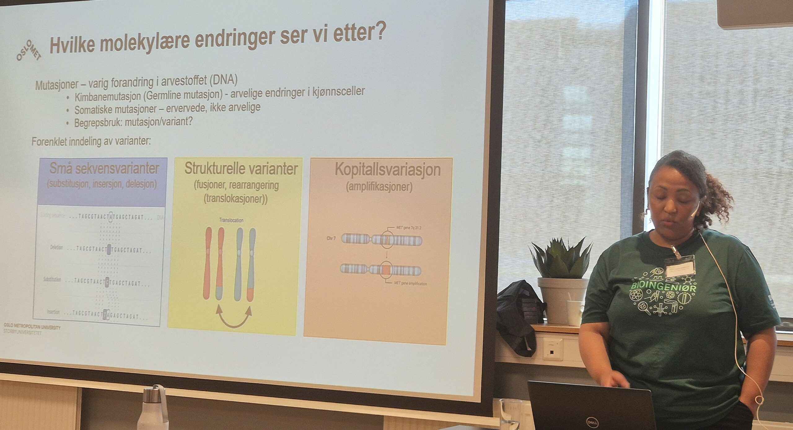 En person som sitter foran en whiteboard