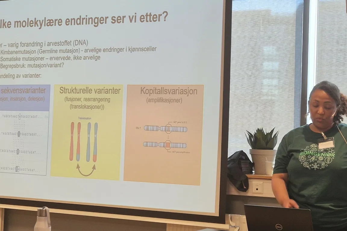 En person som sitter foran en whiteboard