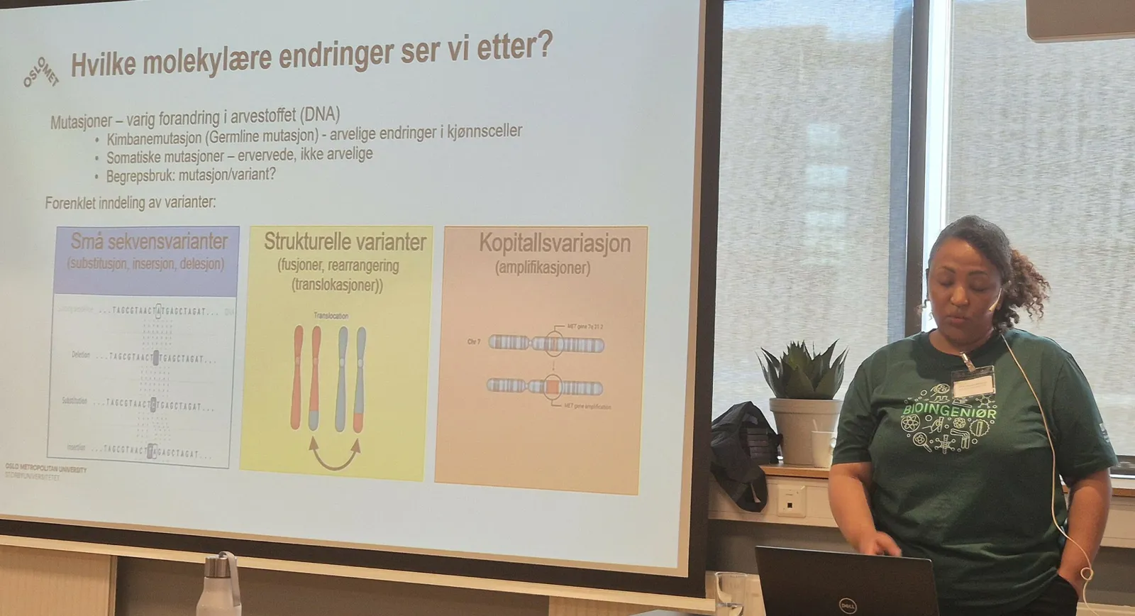 En person som sitter foran en whiteboard