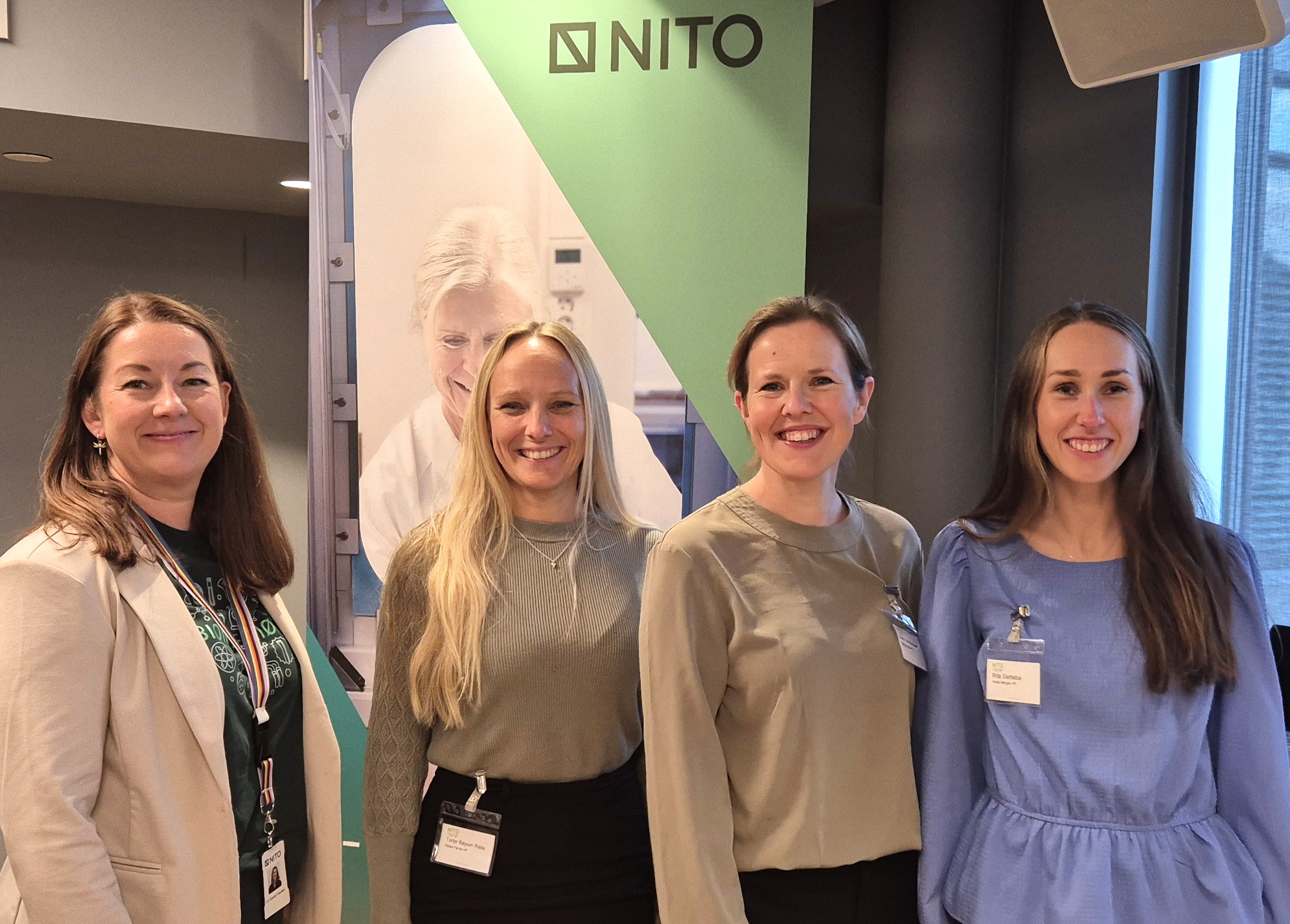 En gruppe kvinner som poserer for et bilde