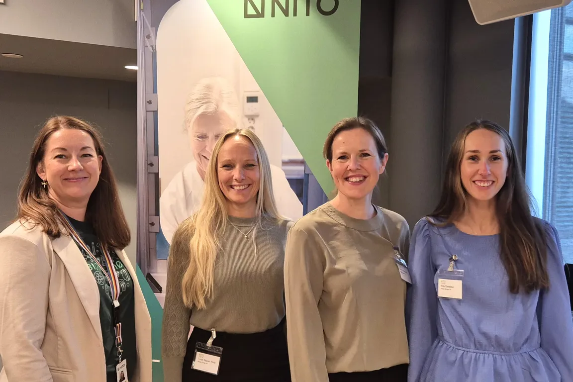 En gruppe kvinner som poserer for et bilde