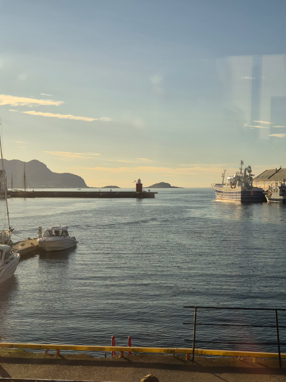 En gruppe båter i et vannområde