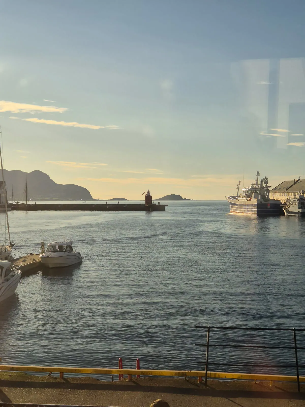 En gruppe båter i et vannområde
