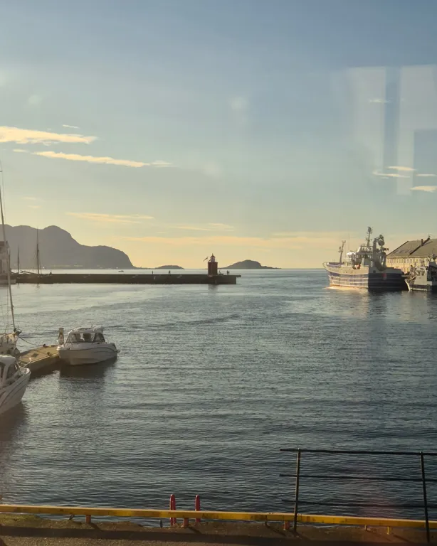 En gruppe båter i et vannområde