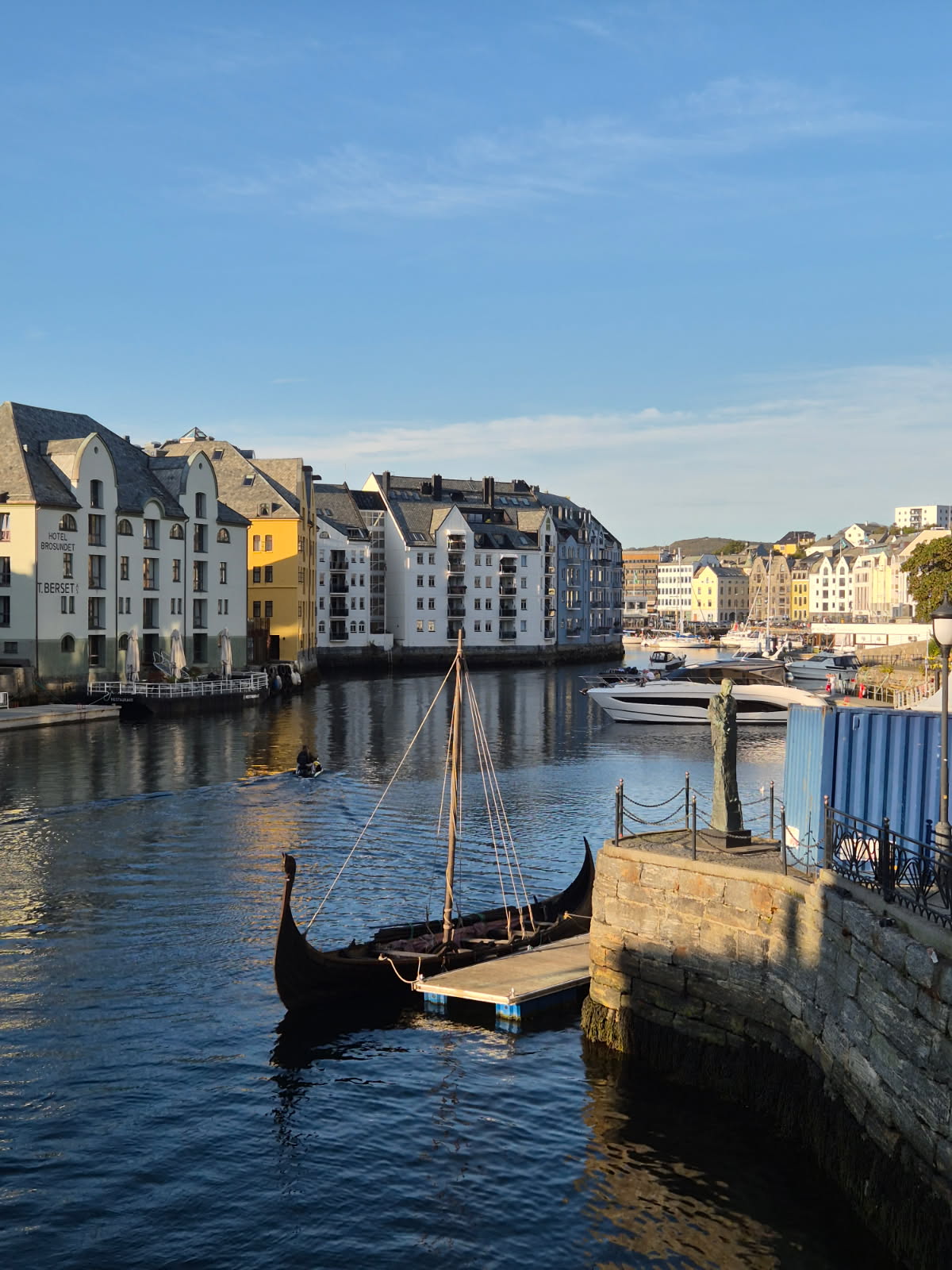 En båt fortøyd i en havn
