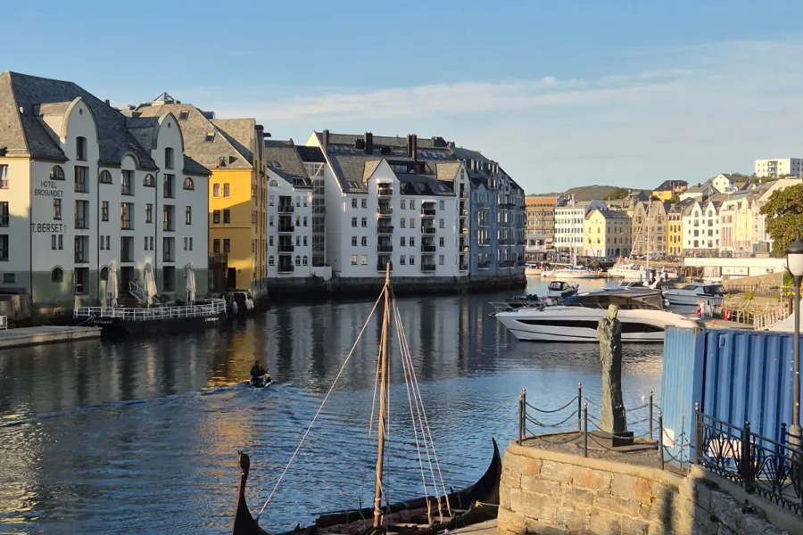 En båt fortøyd i en havn