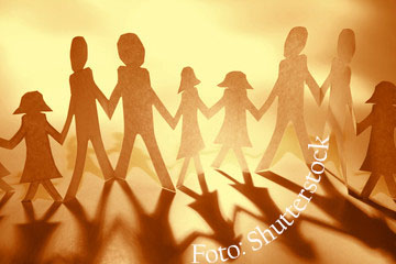 En gruppe mennesker i klær