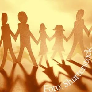 En gruppe mennesker i klær