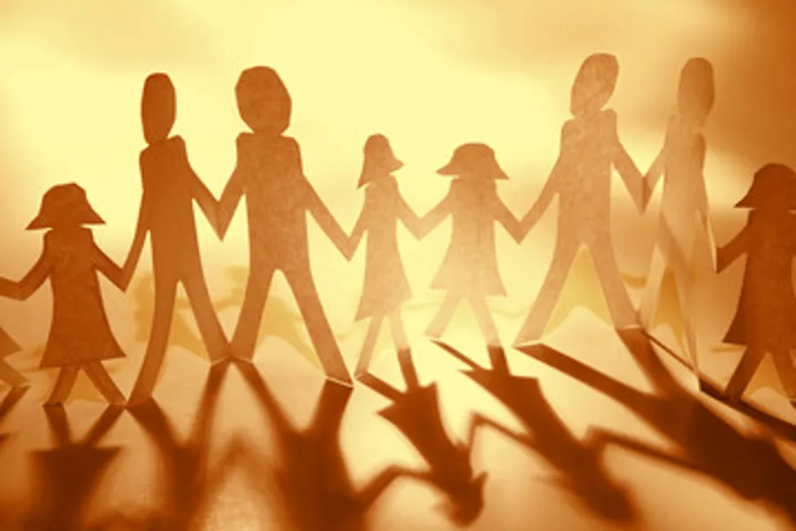 En gruppe mennesker som går