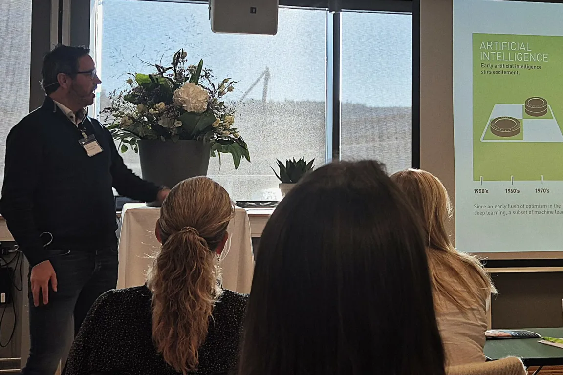 En kvinne som holder en presentasjon