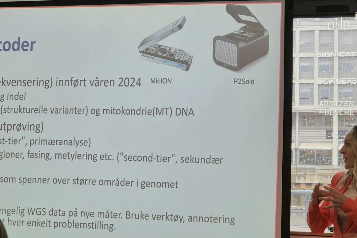 En person som sitter i en stol