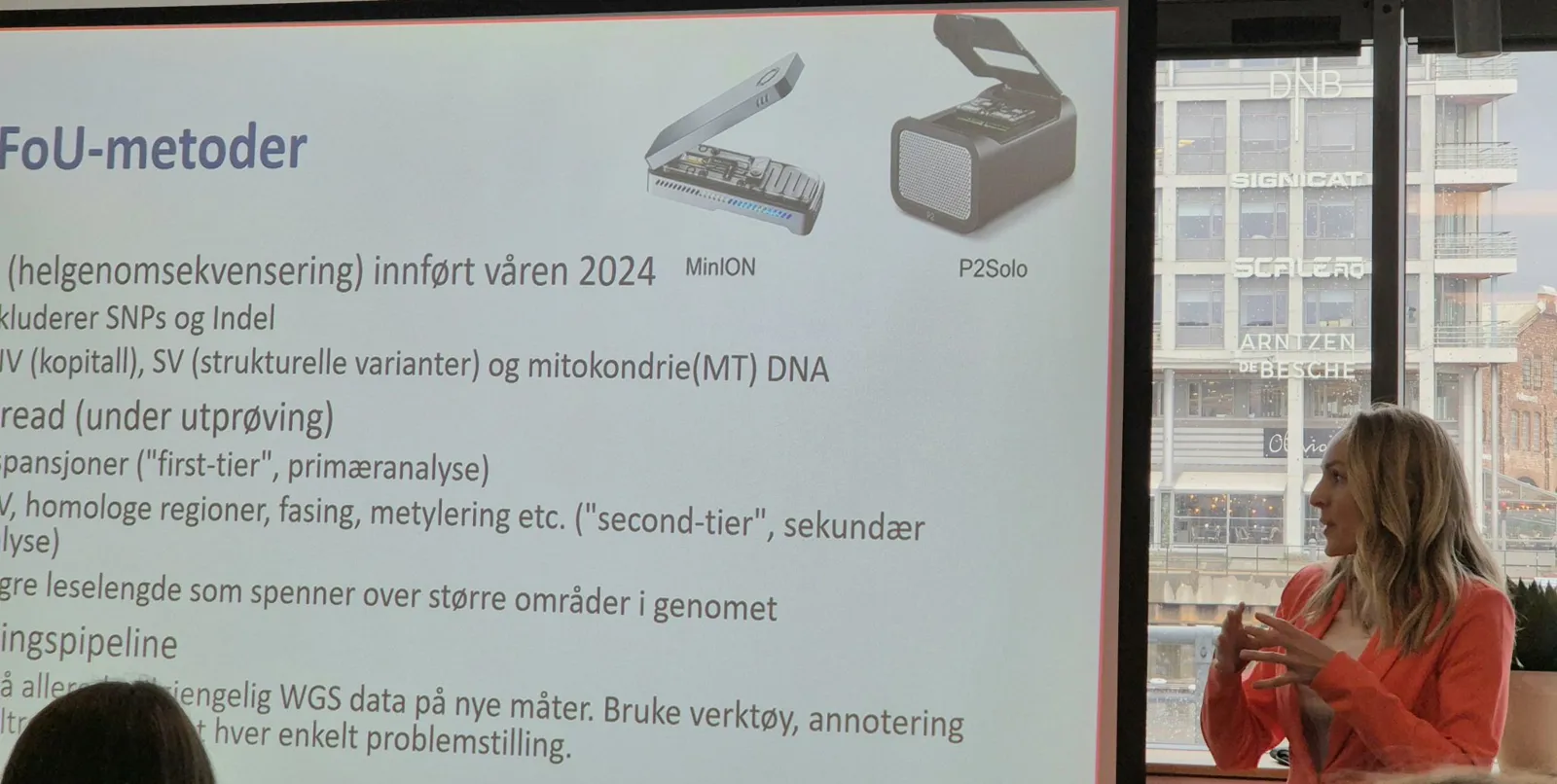 En person som sitter i en stol