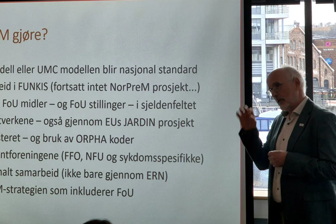mann snakker