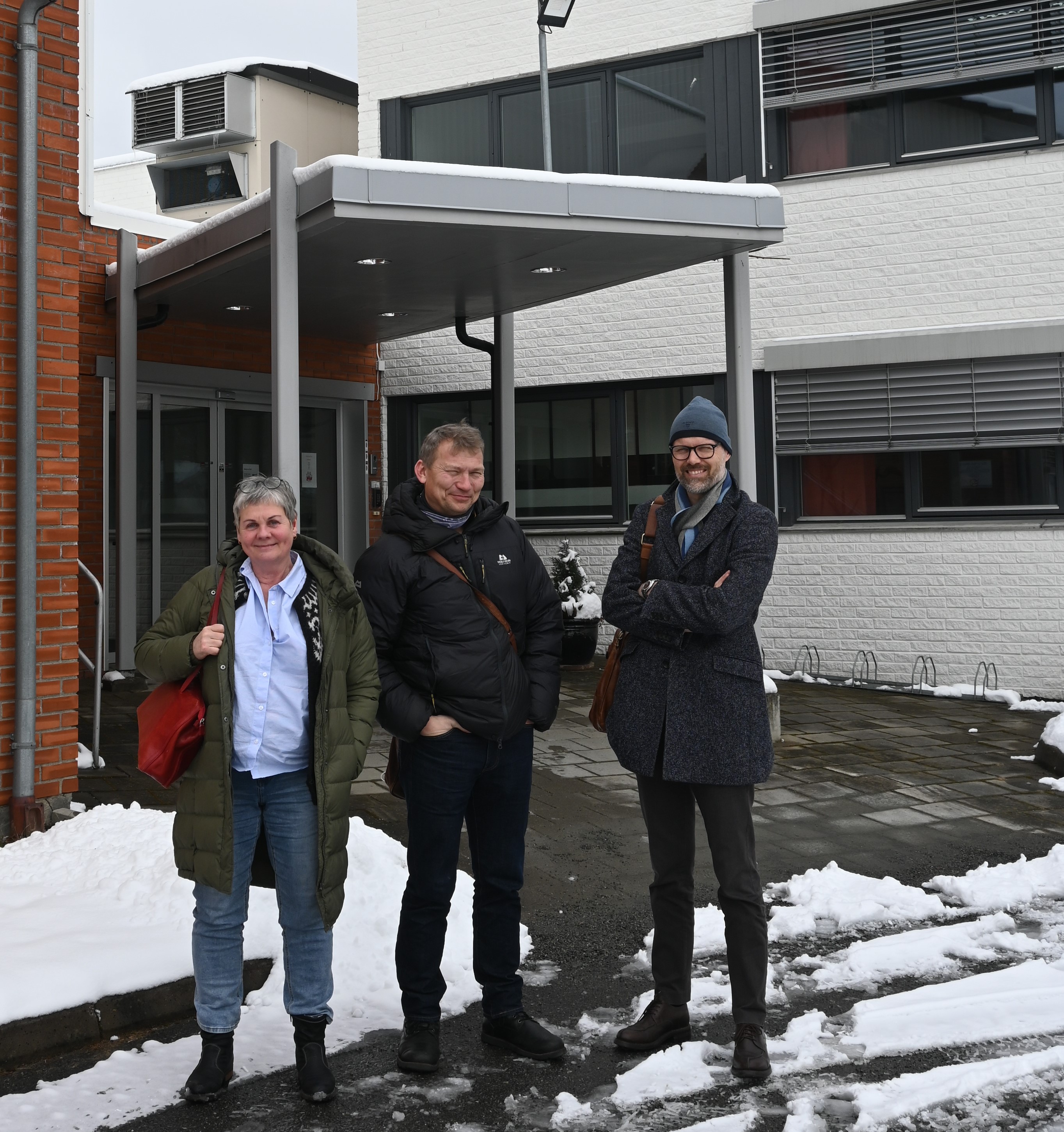 En gruppe mennesker som står i snøen