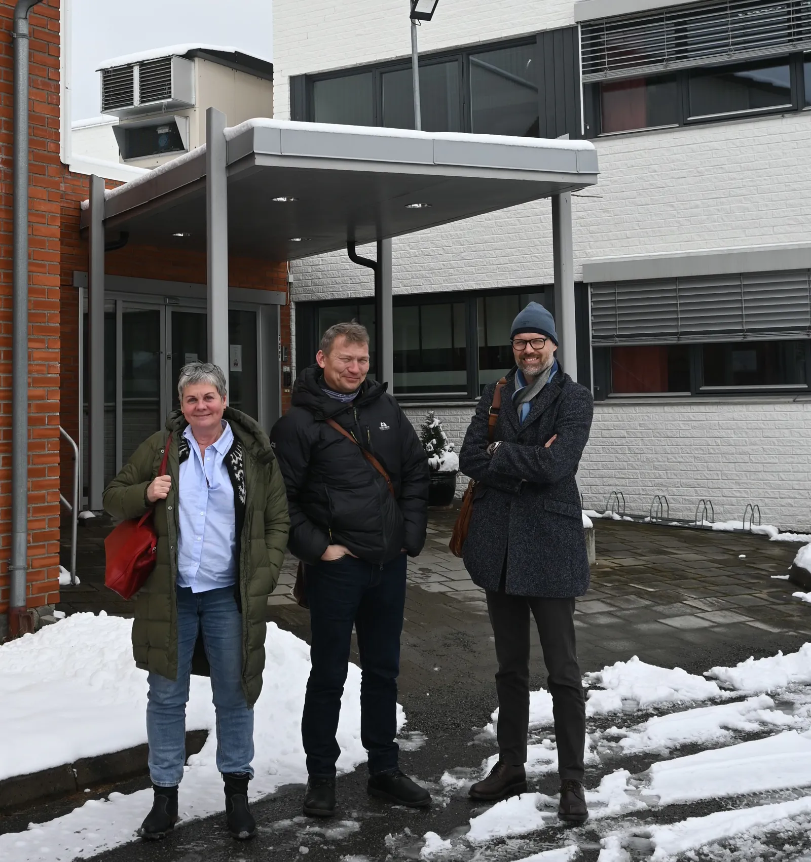 En gruppe mennesker som står i snøen