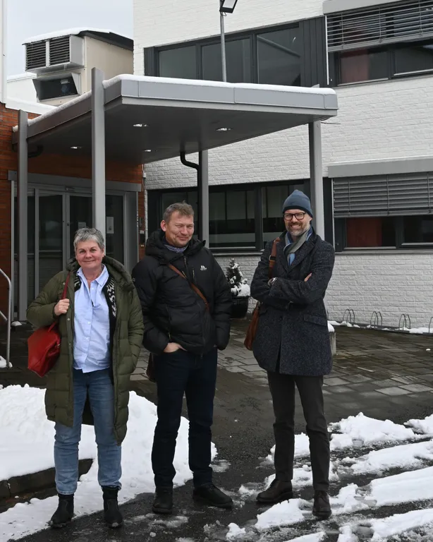 En gruppe mennesker som står i snøen