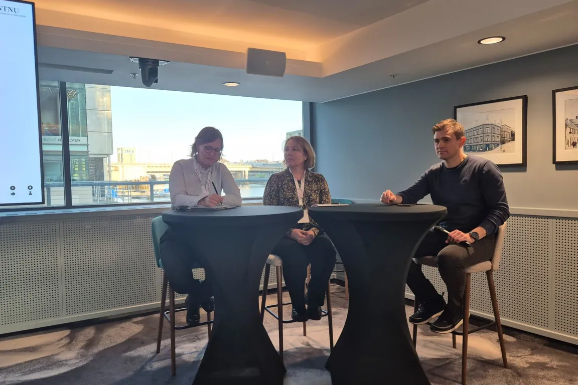 En gruppe mennesker som sitter ved et bord