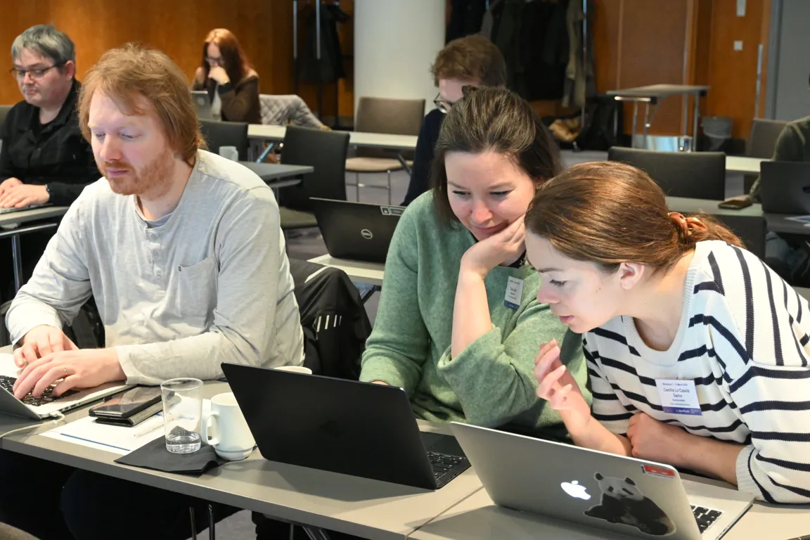 En gruppe mennesker i et møte