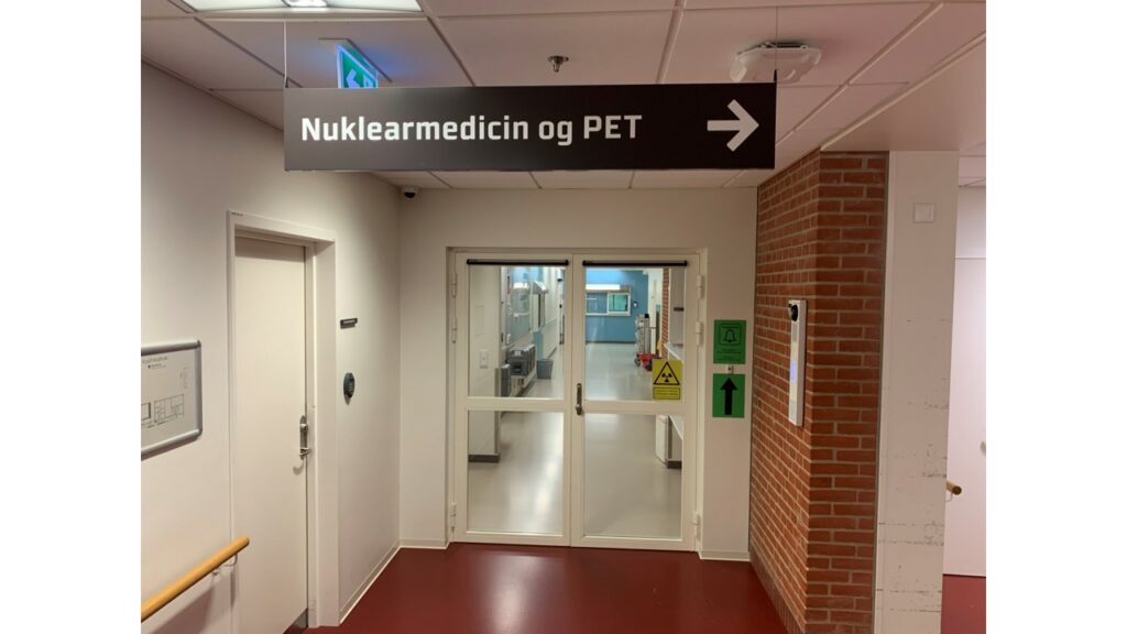 En person som snakker til en gruppe mennesker i et møte