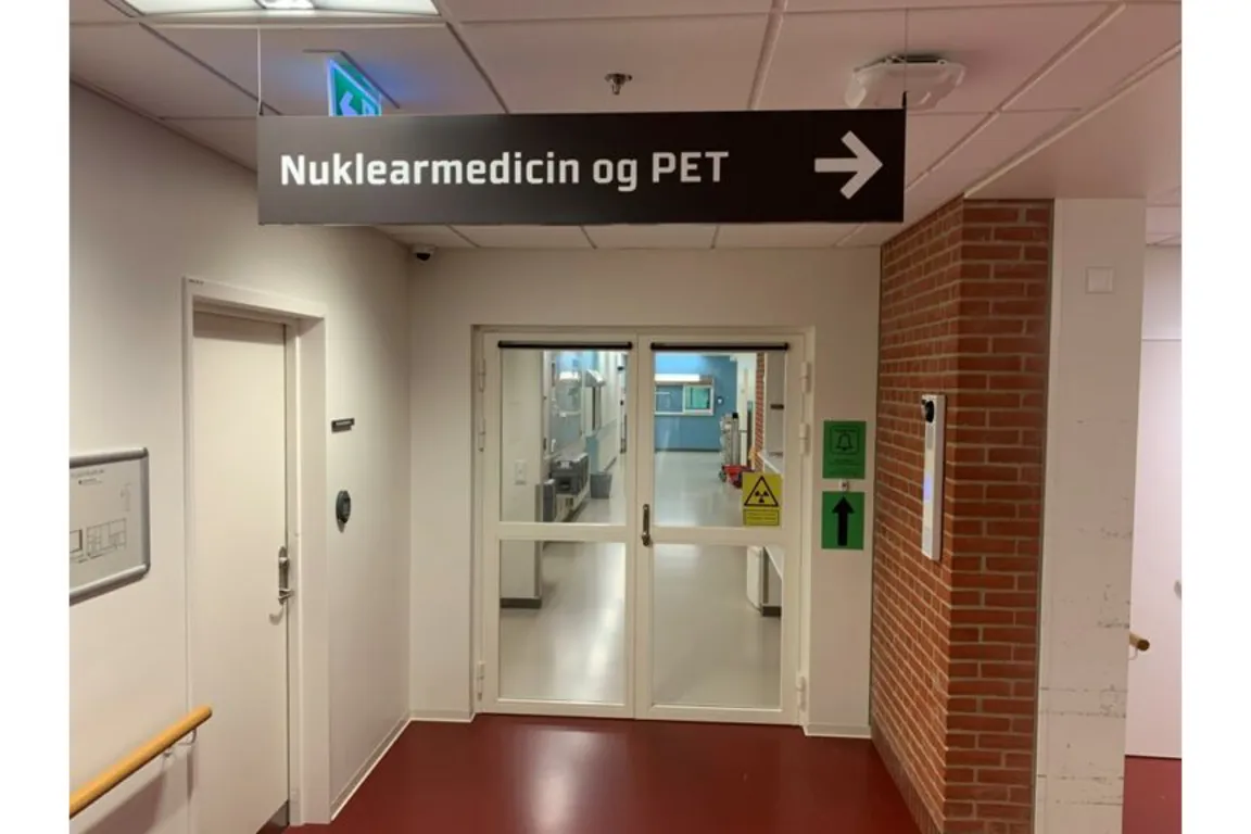 En person som snakker til en gruppe mennesker i et møte