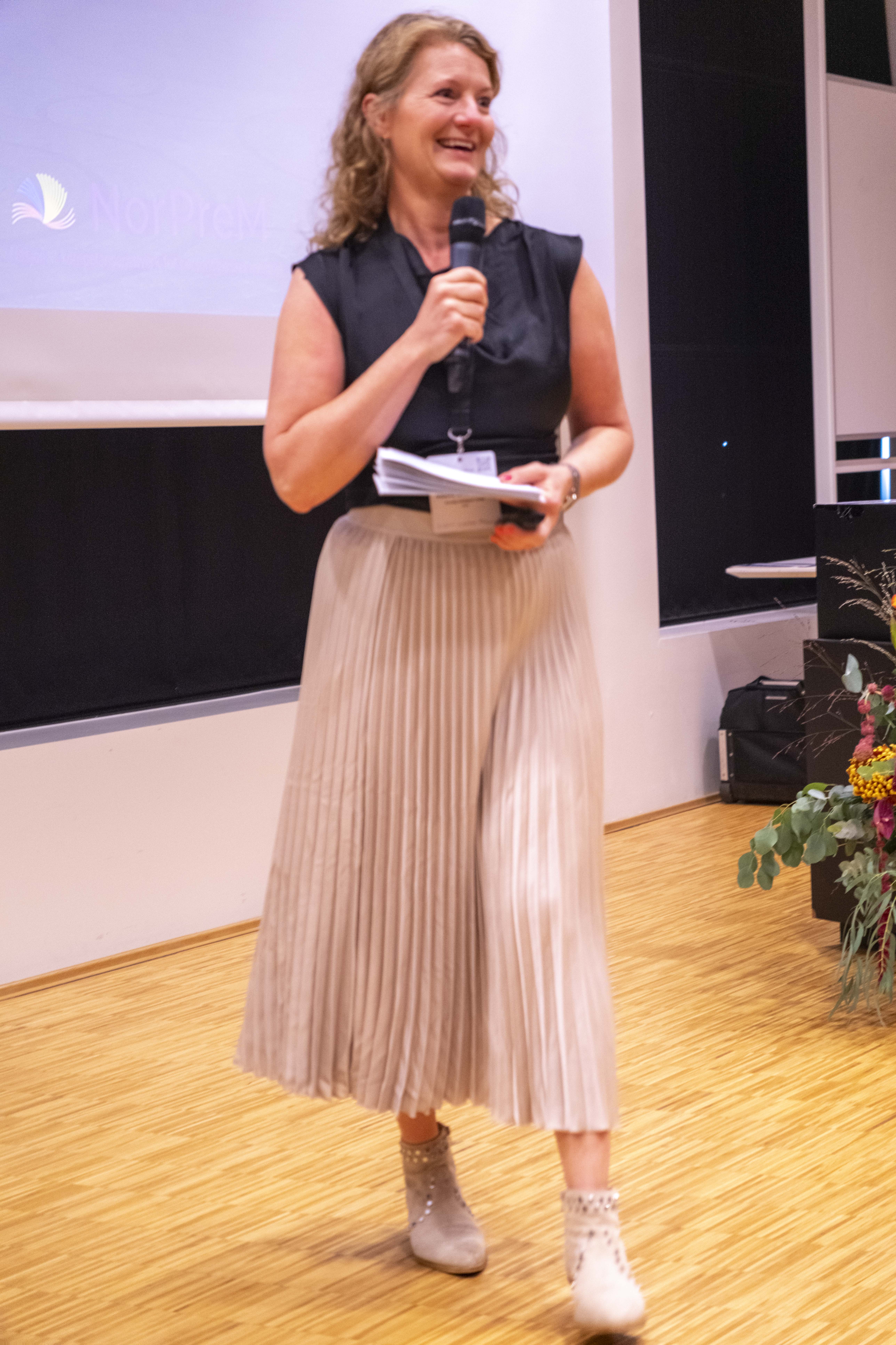 En person som holder en mikrofon