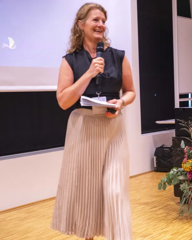 En person som holder en mikrofon
