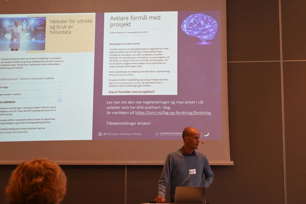 En gruppe mennesker som poserer for et bilde
