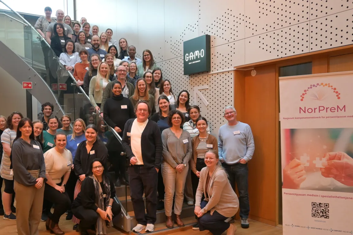 En gruppe mennesker som poserer for et bilde