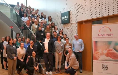 En gruppe mennesker som poserer for et bilde