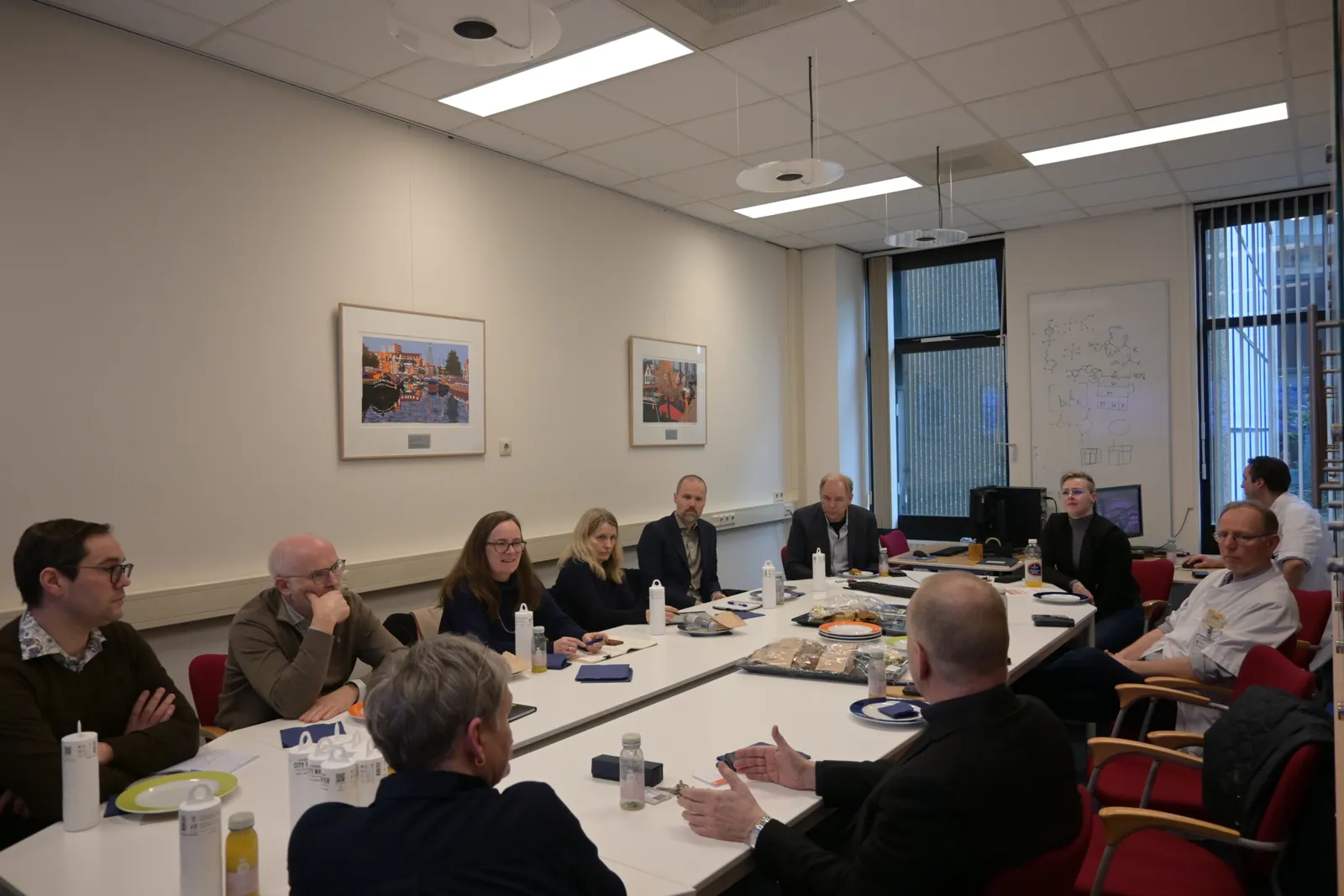 En gruppe mennesker som sitter rundt et bord