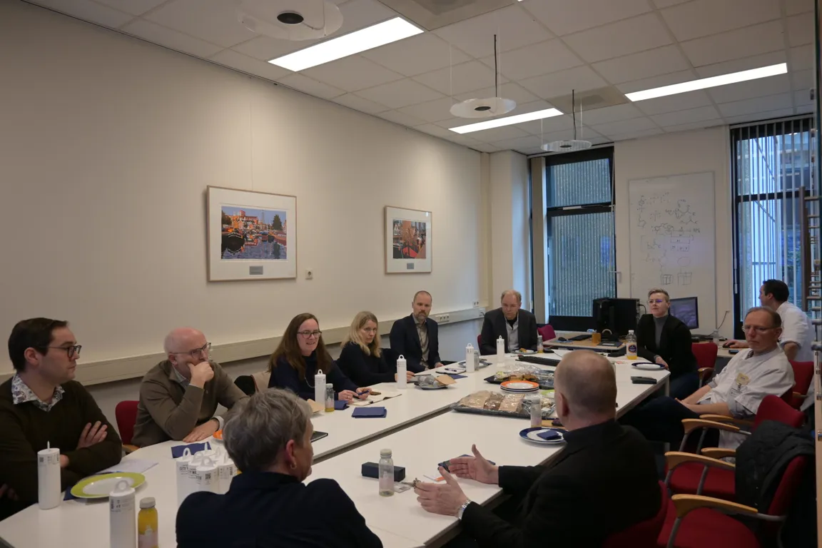 En gruppe mennesker som sitter rundt et bord