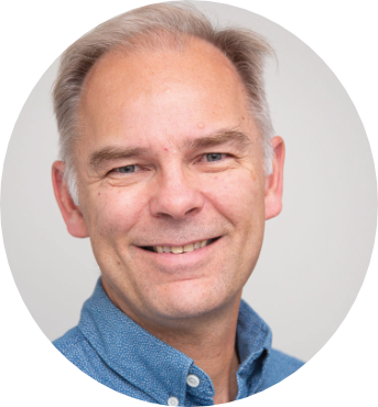 En mann som smiler til kameraet