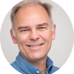 En mann som smiler til kameraet