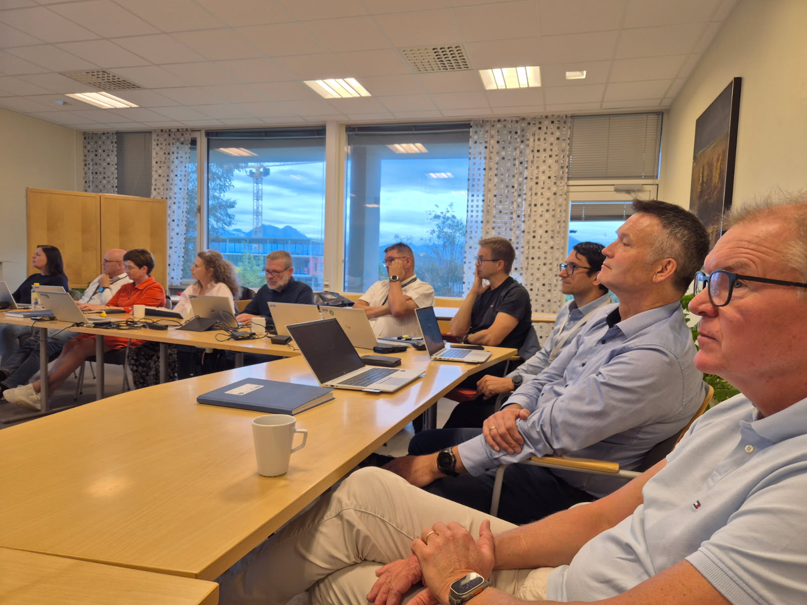 En gruppe mennesker som sitter ved bord
