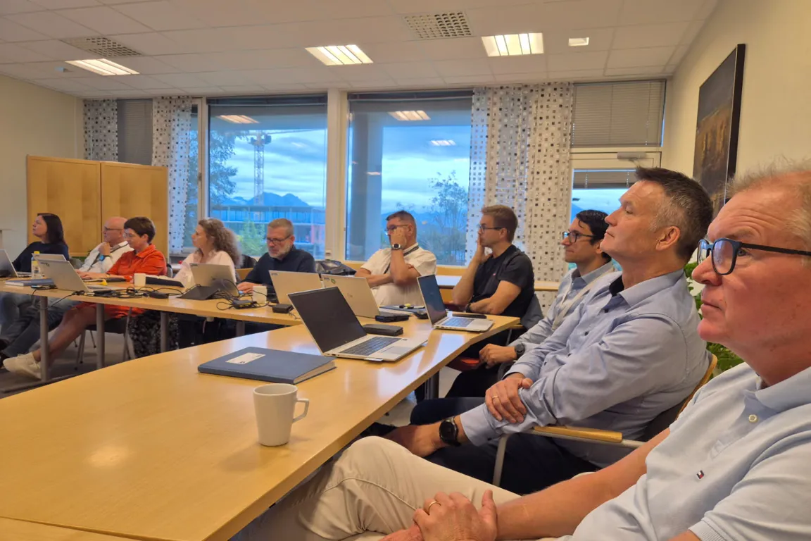 En gruppe mennesker som sitter ved bord