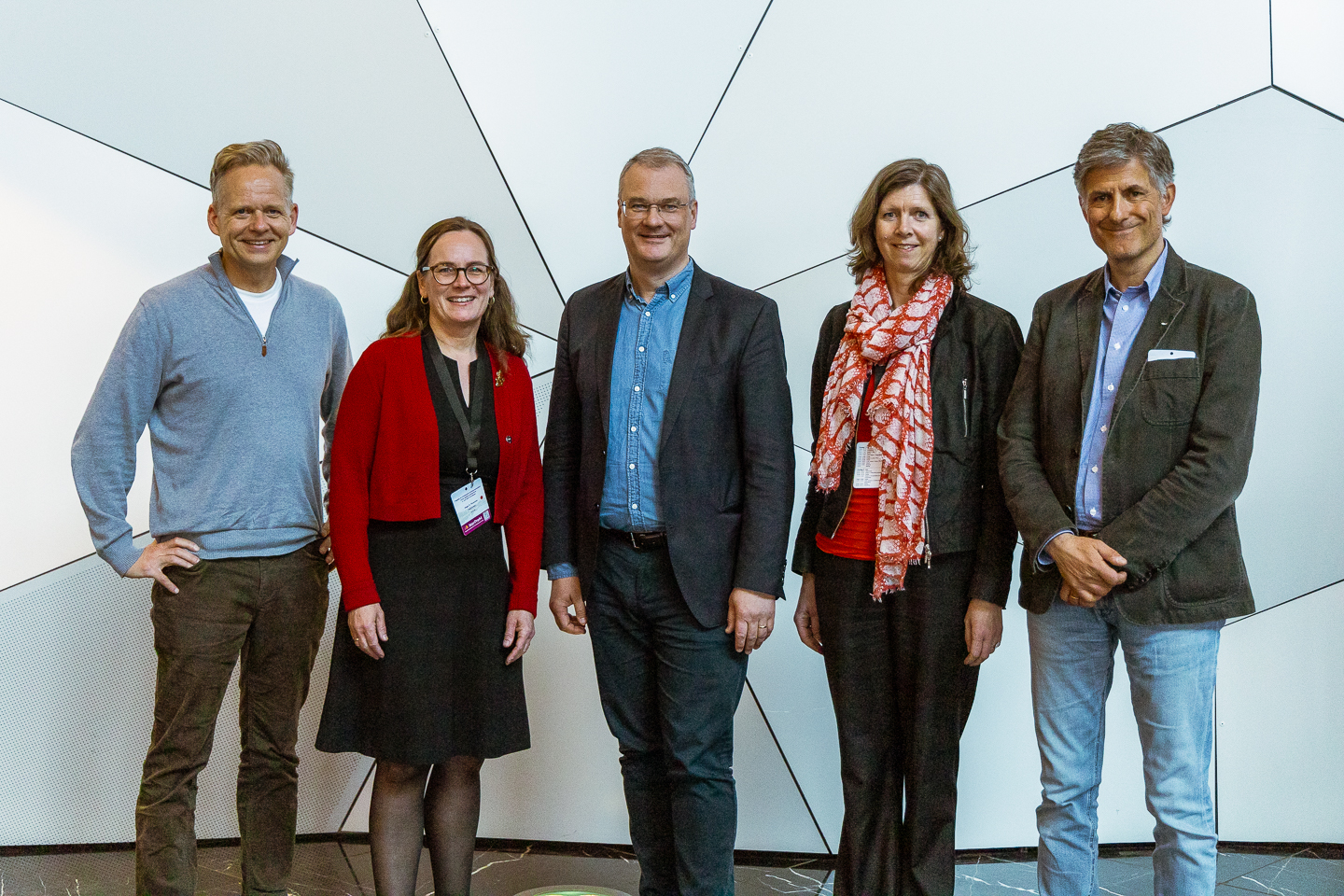 En gruppe mennesker som poserer for et bilde