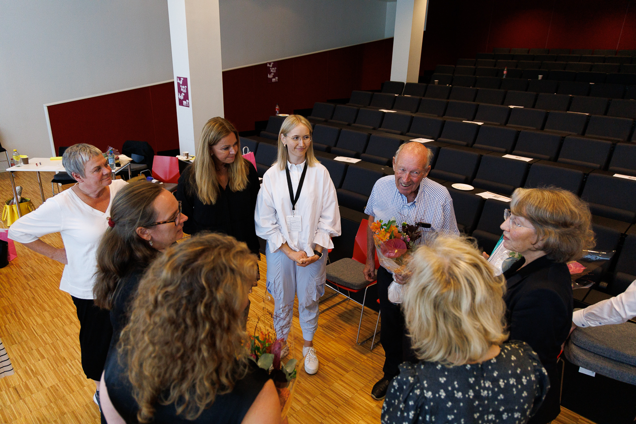 En gruppe mennesker som sitter i et rom