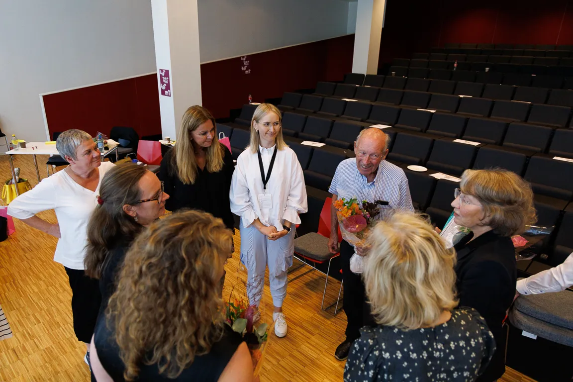 En gruppe mennesker som sitter i et rom