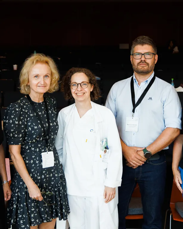 En gruppe mennesker som poserer for et bilde
