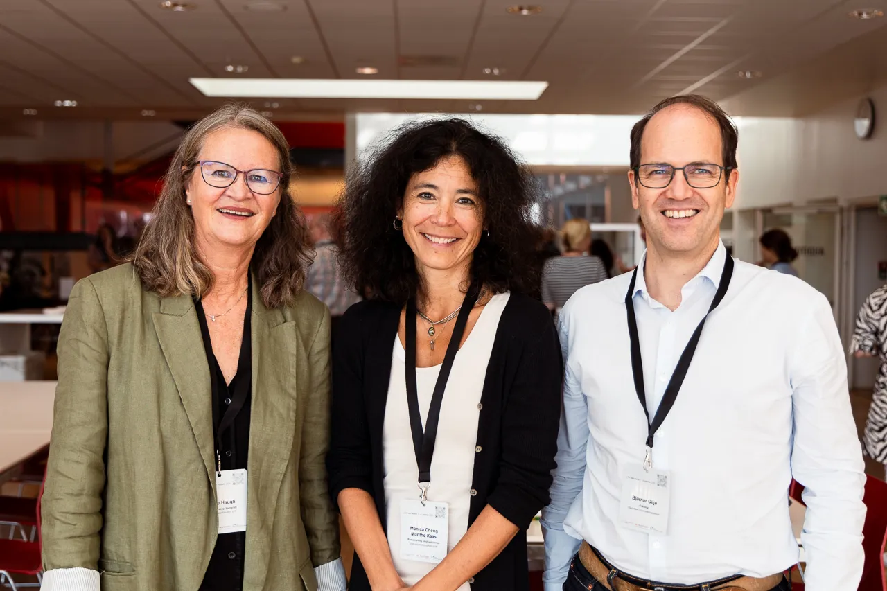 En gruppe mennesker som poserer for et bilde