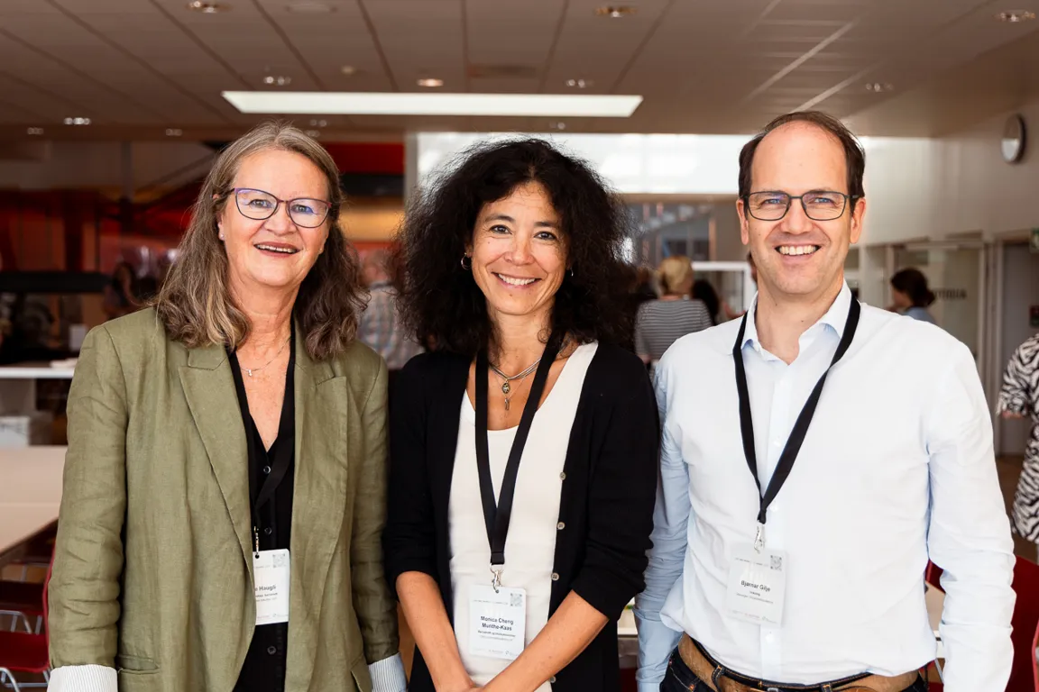 En gruppe mennesker som poserer for et bilde