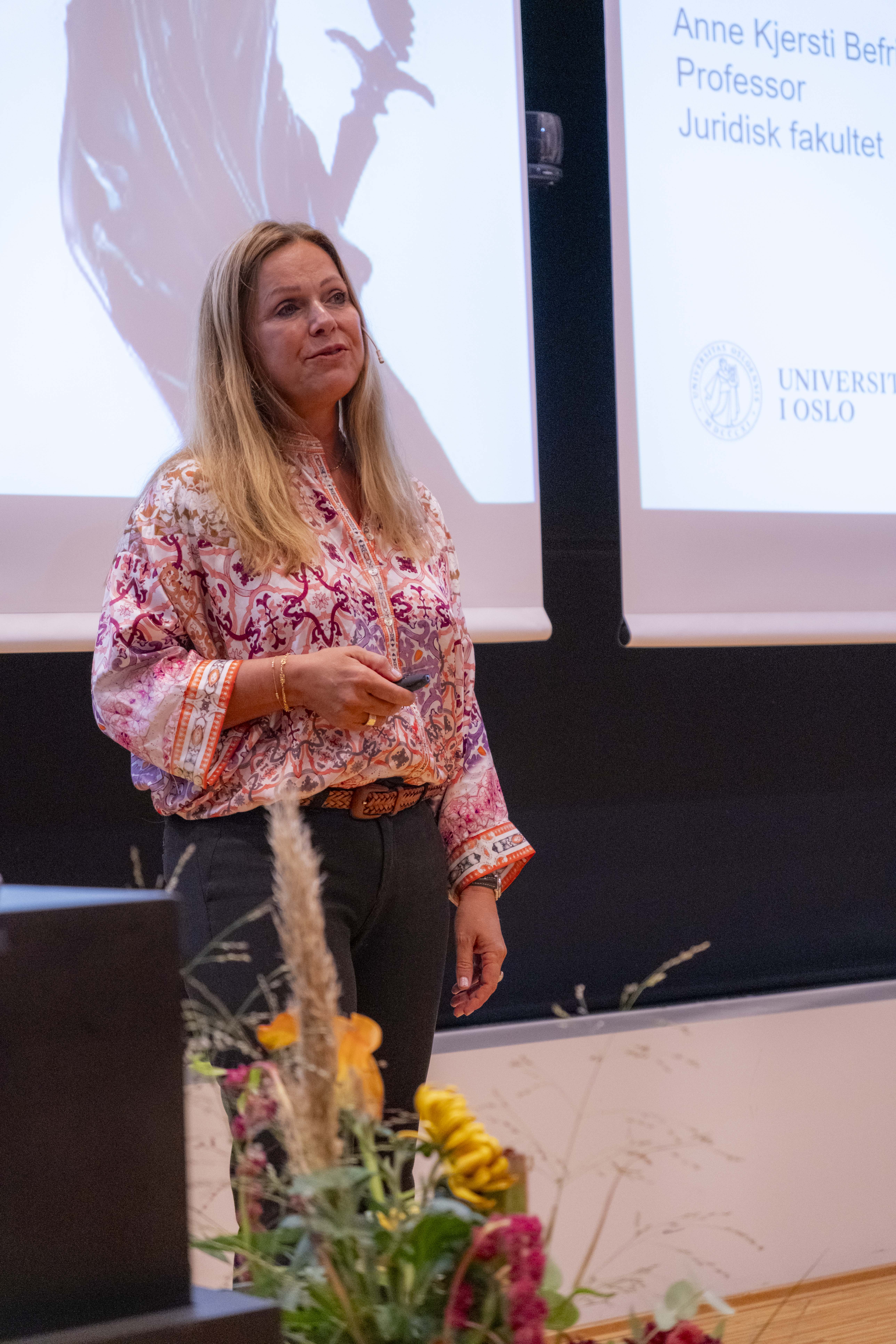 En kvinne som står foran en skjerm