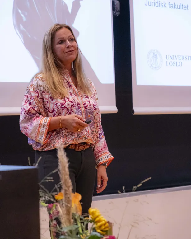 En kvinne som står foran en skjerm
