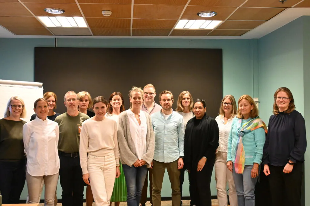 En gruppe mennesker som poserer for et bilde