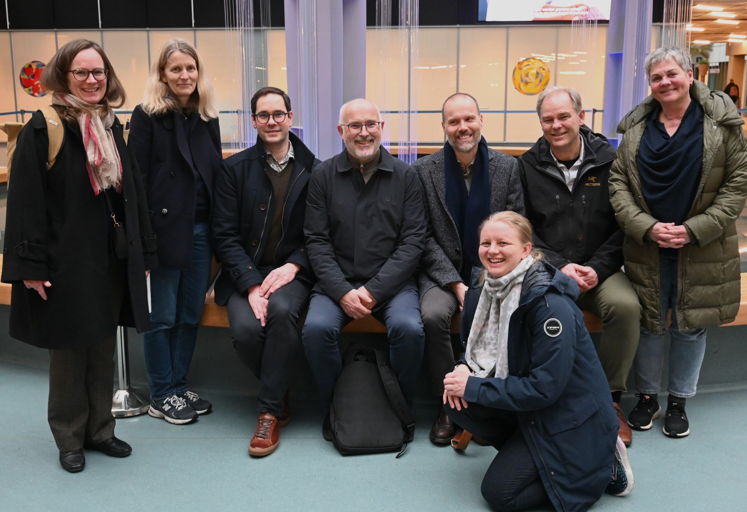 En gruppe mennesker som poserer for et bilde