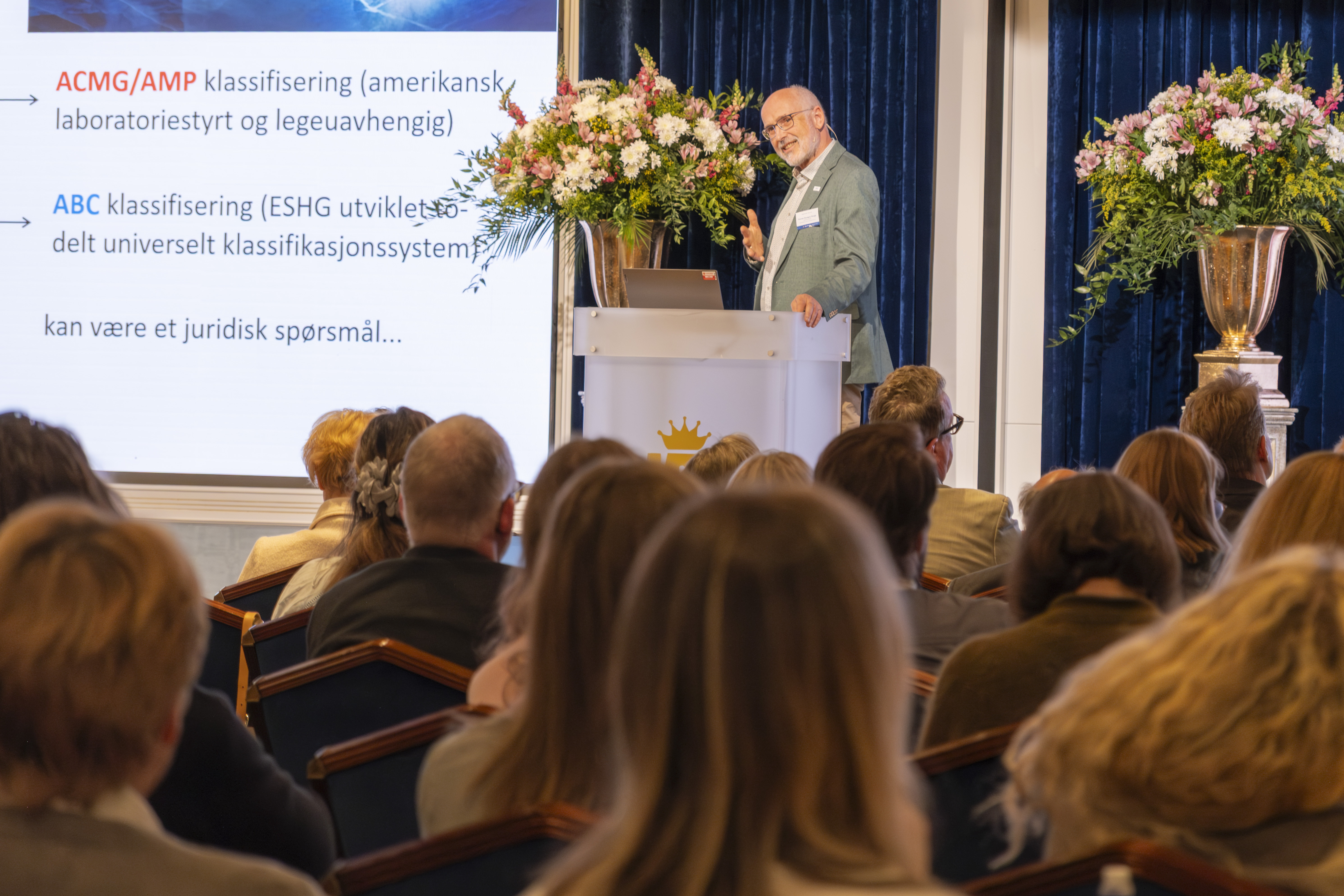 En kvinne som holder en presentasjon for et publikum