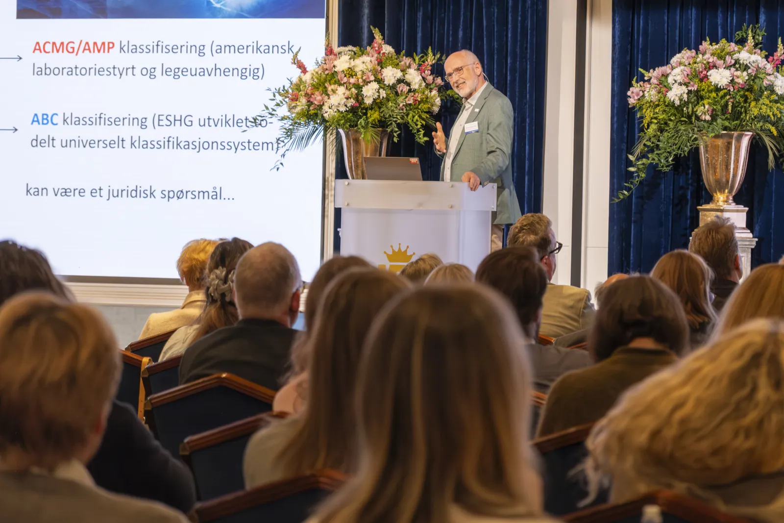 En kvinne som holder en presentasjon for et publikum