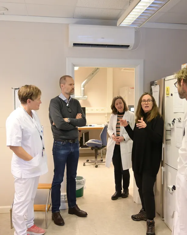 snakker på lab
